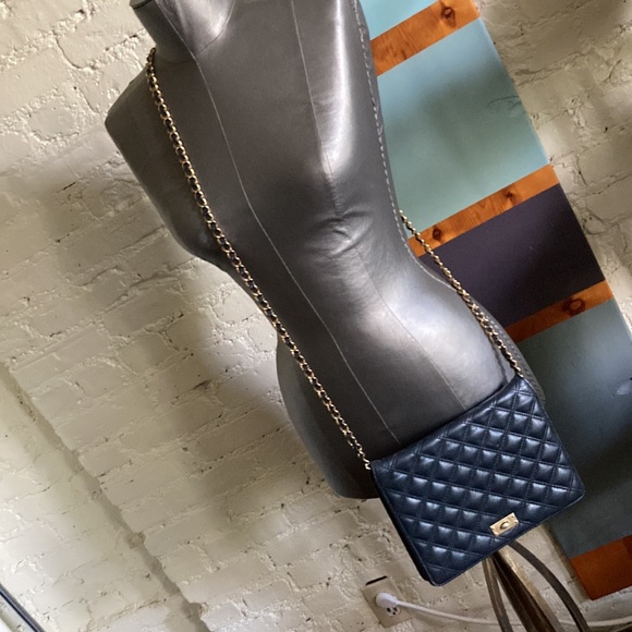 Vintage Black Quilted Bag with Gold Chain - Picture 3 of 8